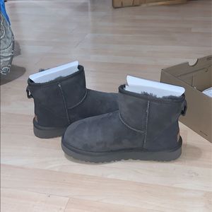 Grey short UGG size 6, like new